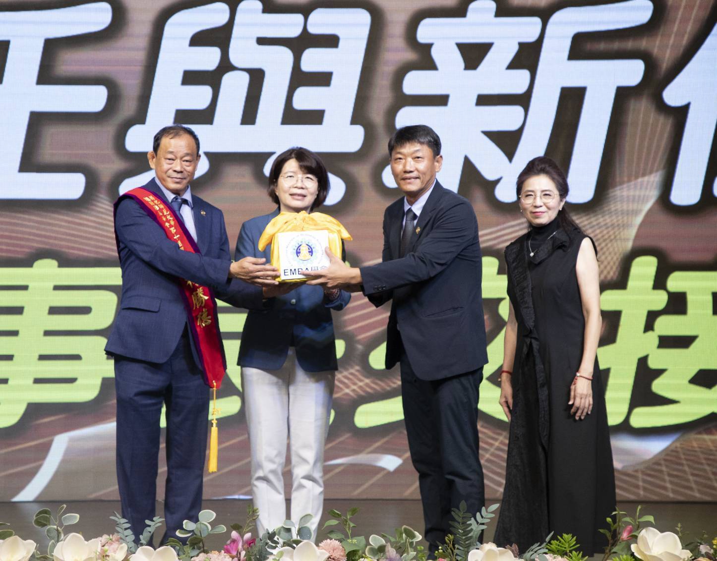 象徵學會精神與責任傳承的印信，由卸任的楊勝德理事長（left1 / 左1）交接給新任的郭錦龍理事長（right2 / 右2）與吳淇榕名譽理事長（right1 / 右1），並邀請黃秀芳立法委員（left2 / 左2）上台監交。