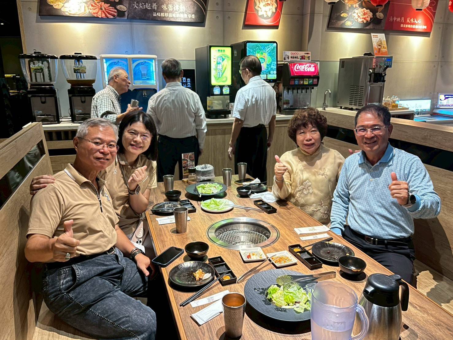 鹿港敘敘究燒肉餐敘合照，由左至右分別為洪勝吉常務理事賢伉儷、施仁傑常務理事賢伉儷。
