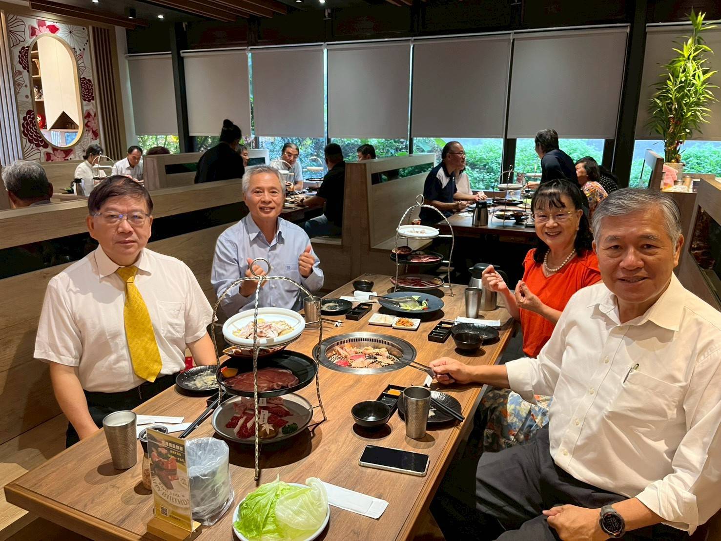 鹿港敘敘究燒肉餐敘合照，由左至右分別為陳明飛校長、楊奕強理事長、郭素珍會員、陳繁興會員。