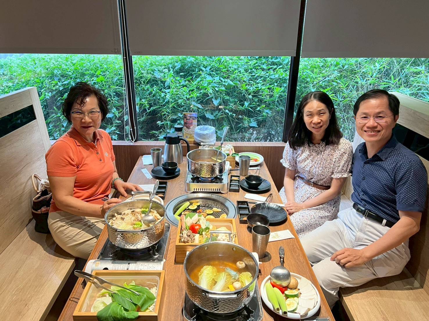 鹿港敘敘究燒肉餐敘合照，由左至右分別為林珠蘭常務理事、校友服務中心鄭曜忠主任賢伉儷。