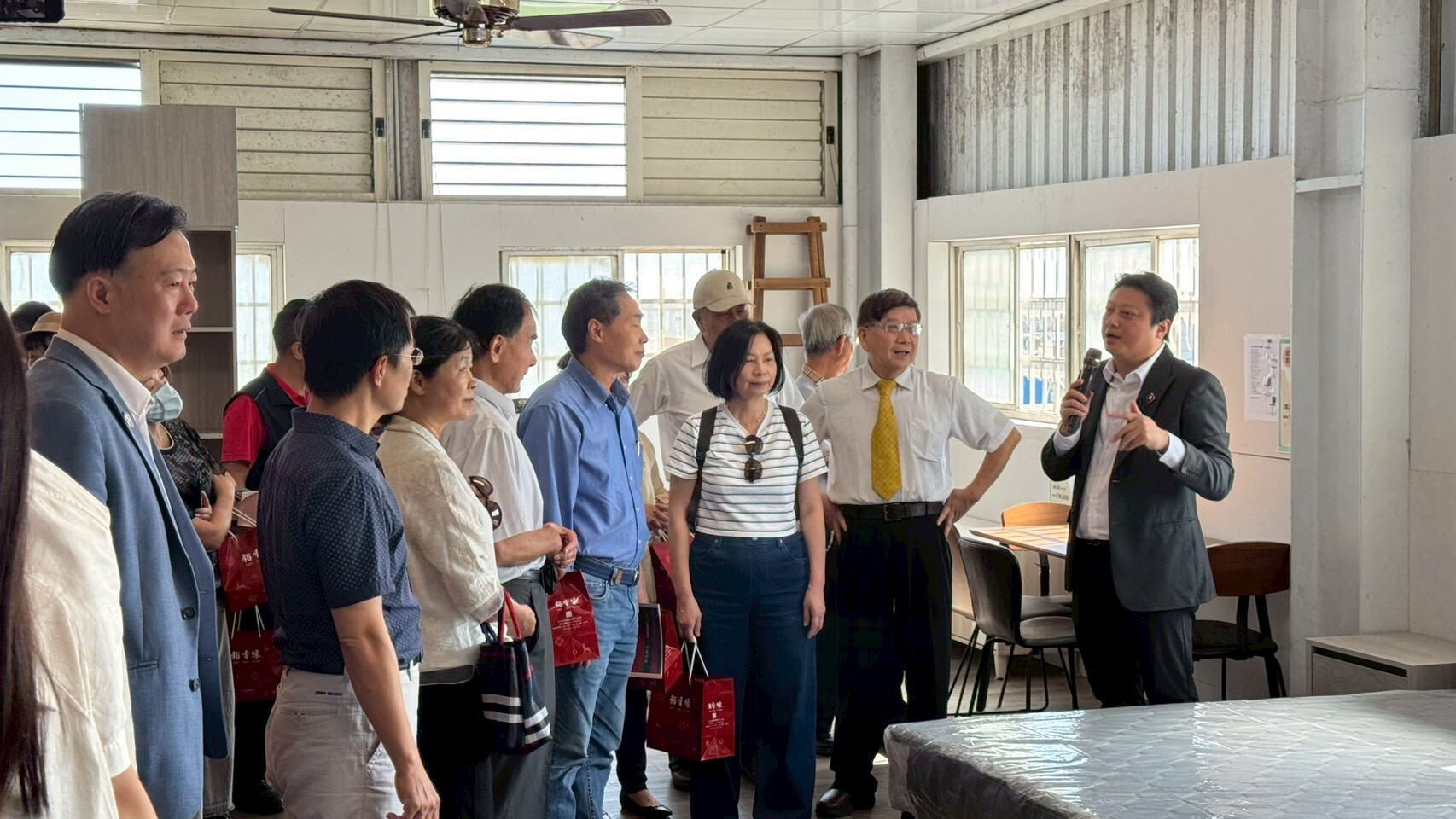 與會傑出校友認真聆聽鴻詳傢俱有限公司的專業參訪說明與簡報二。