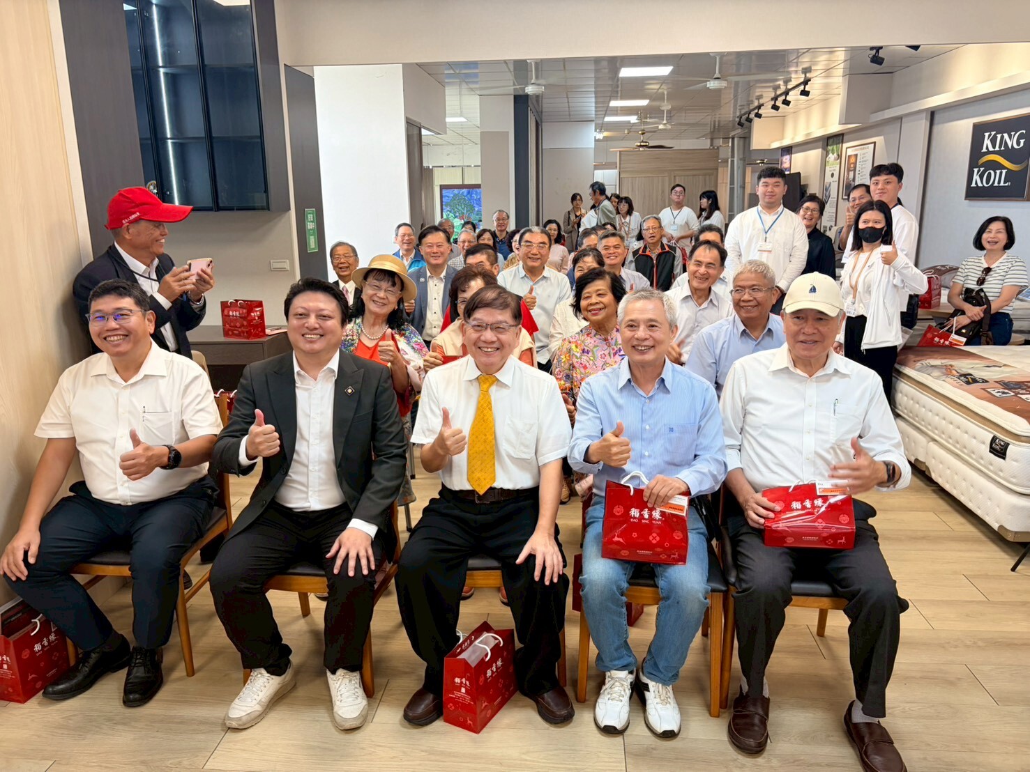 全體傑出校友與校方長官於鴻詳傢俱有限公司廠區前開心大合照。