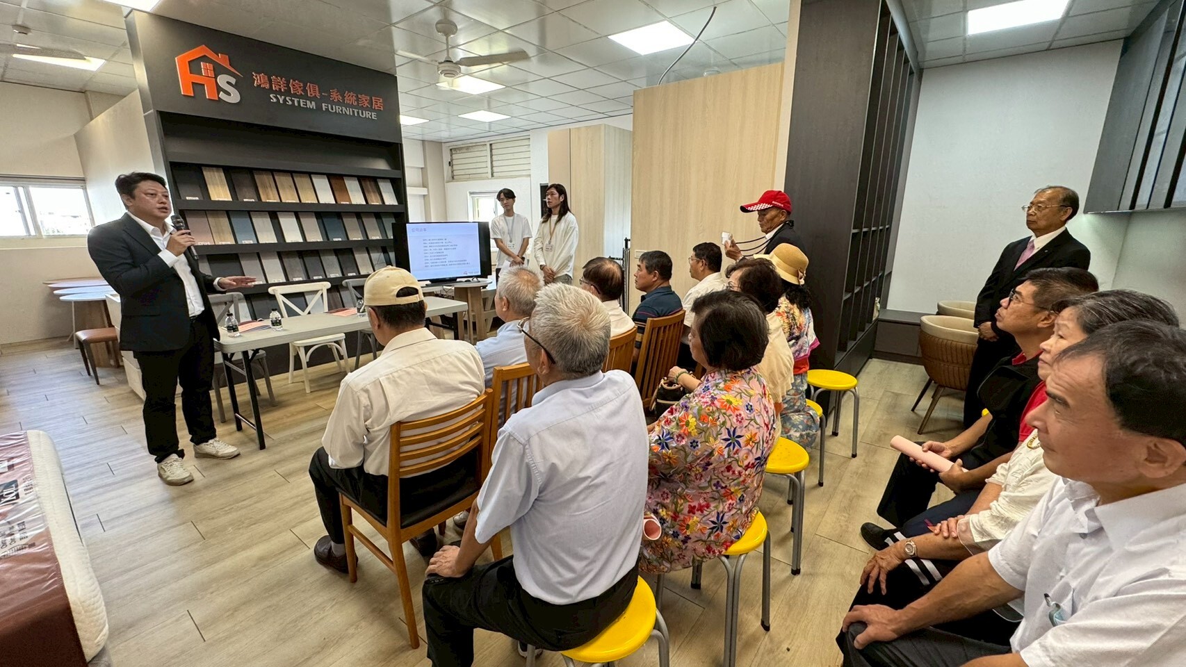 與會傑出校友認真聆聽鴻詳傢俱有限公司的專業參訪說明與簡報一。
