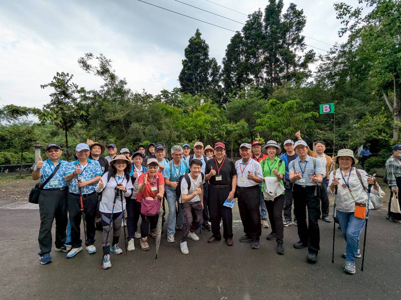 校友們於健行活動現場熱情參與之景