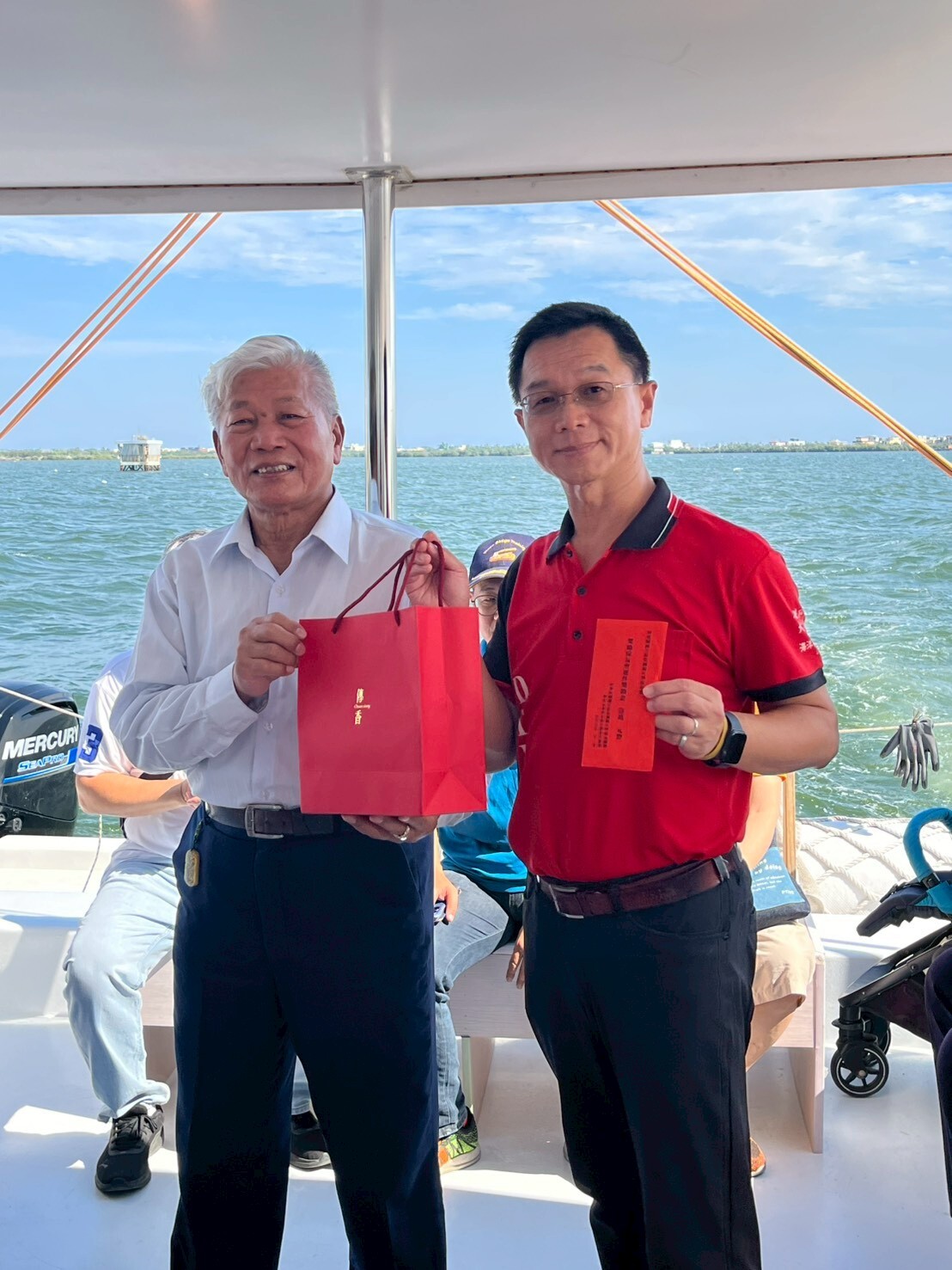 校友總會代表頒贈運作獎勵金及大會精緻禮品予屏東校友會儀式照片