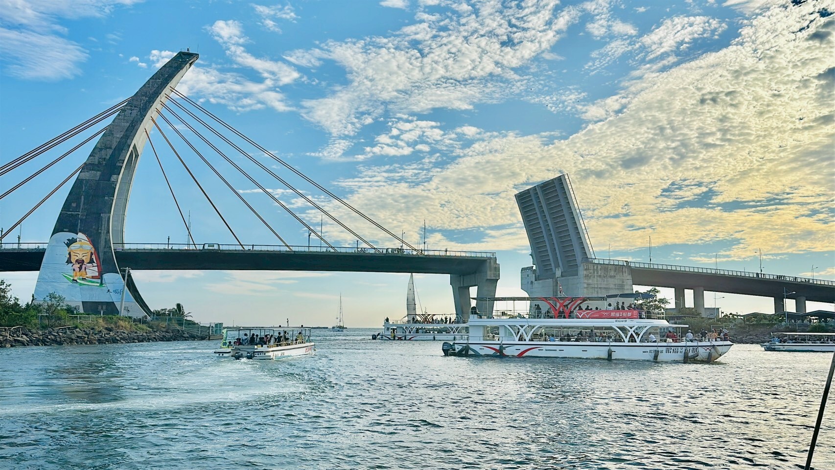 大鵬灣著名的鵬灣大橋開橋秀與海面遊艇交織之壯闊景觀照片