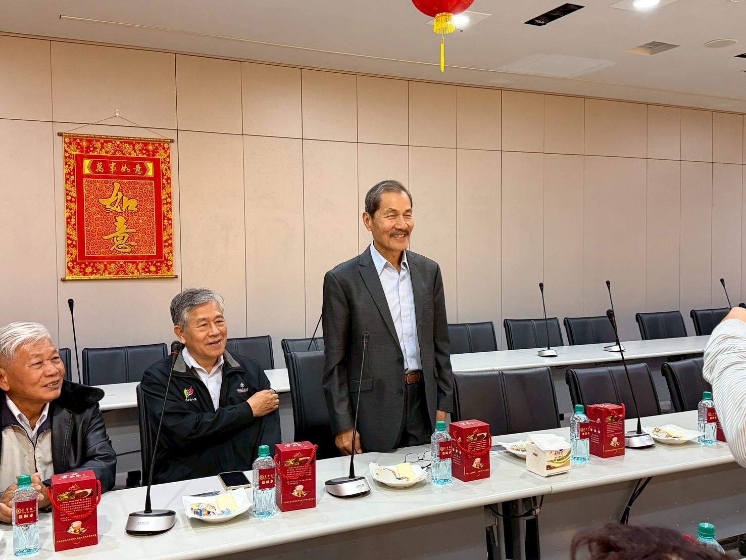 可能是一或多人和文字的圖像