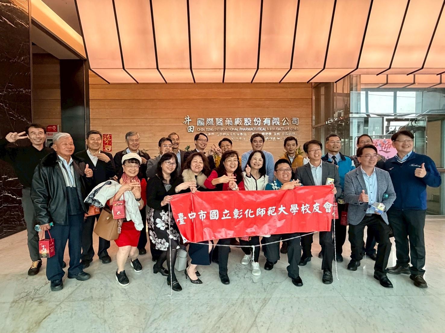 可能是一或多人和文字的圖像