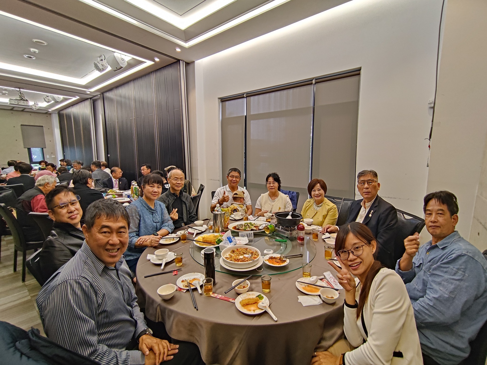 可能是一或多人、表格和壽司的圖像