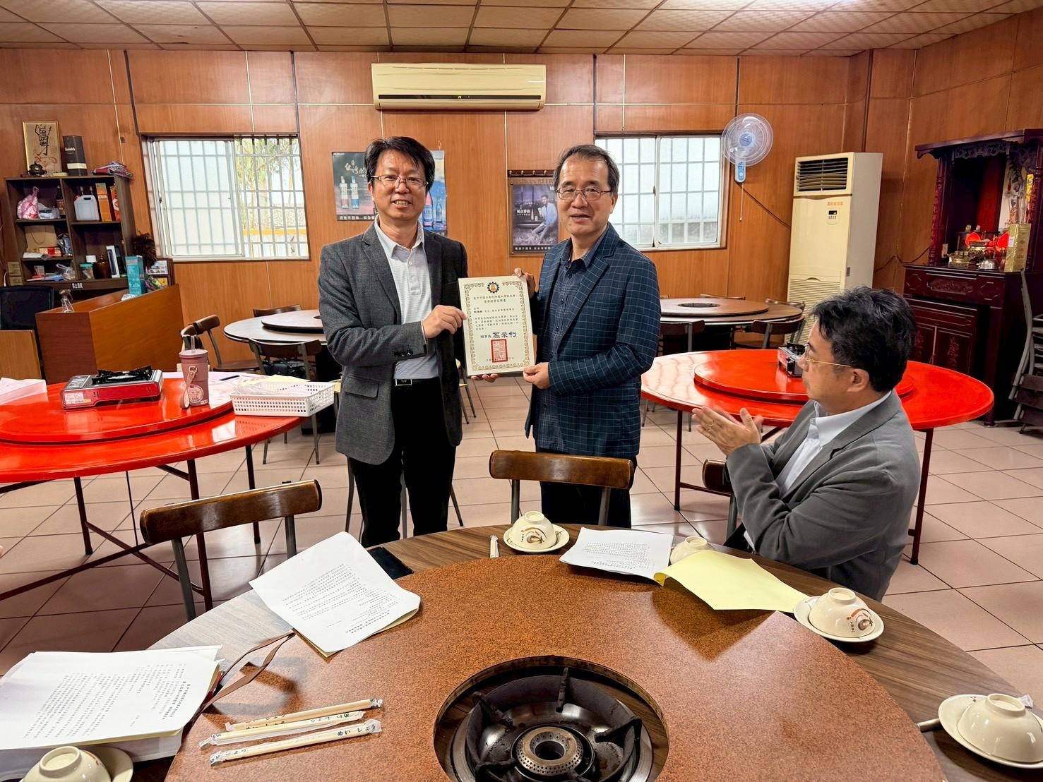 可能是一或多人和文字的圖像