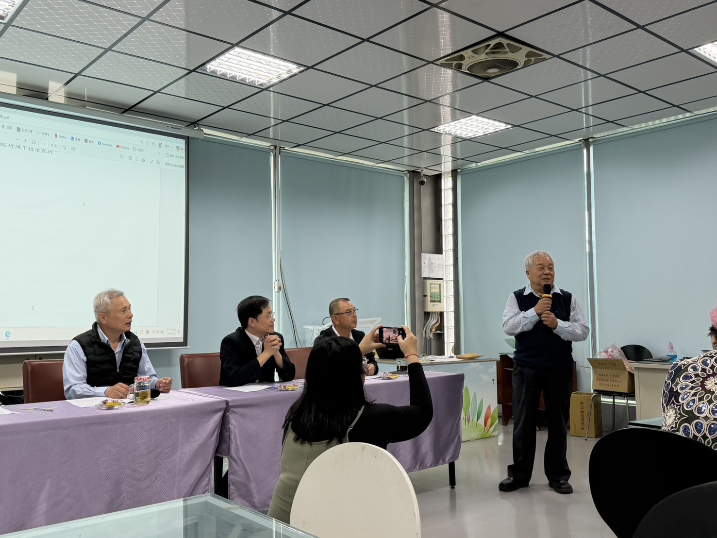 可能是一或多人和文字的圖像