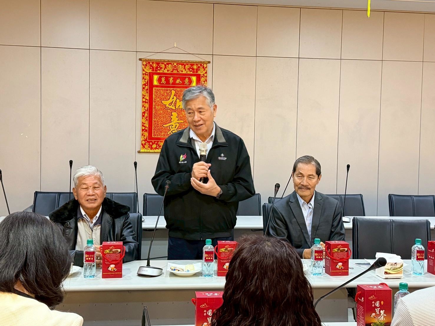 可能是一或多人和文字的圖像