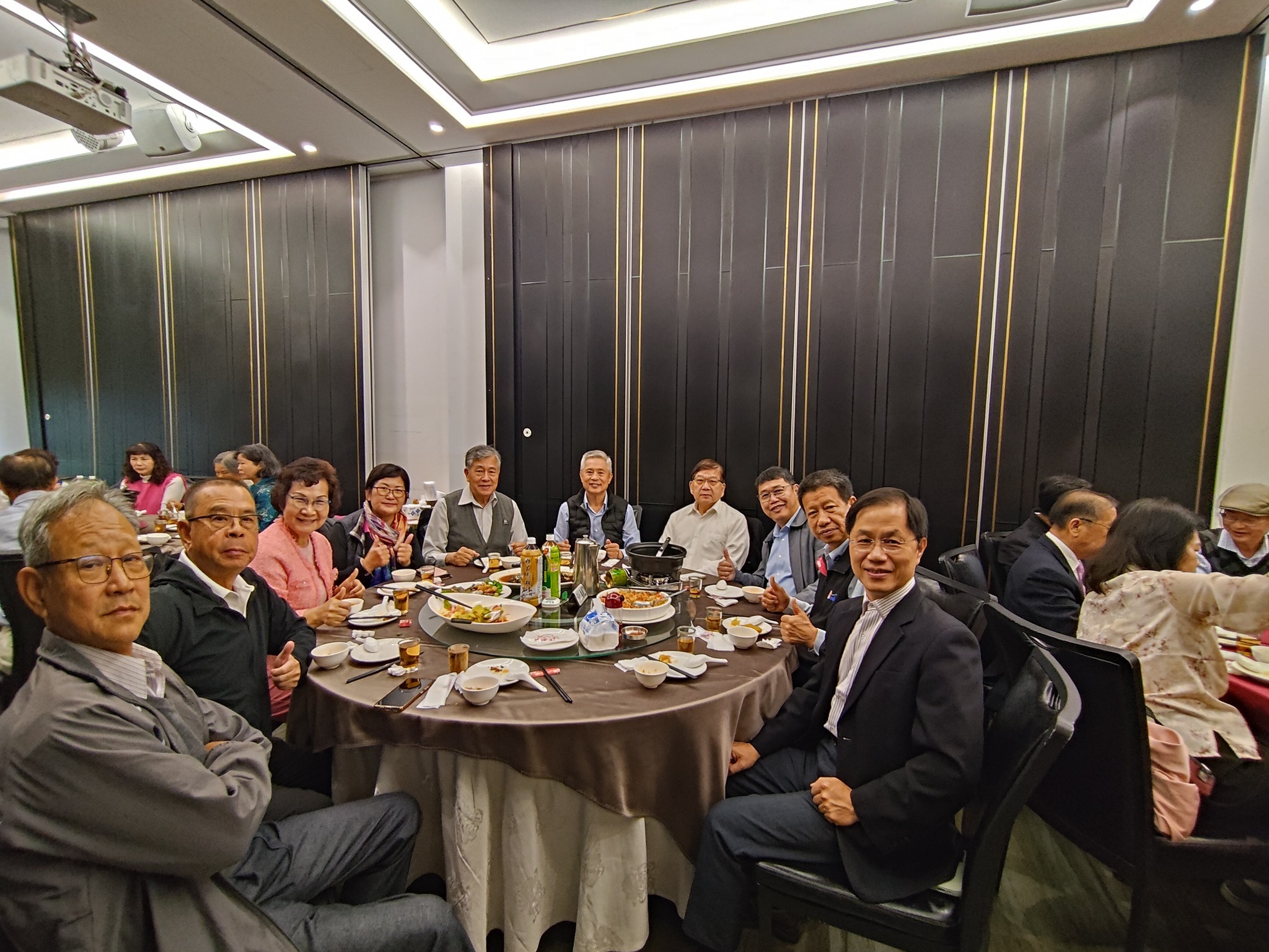 可能是一或多人和表格的圖像