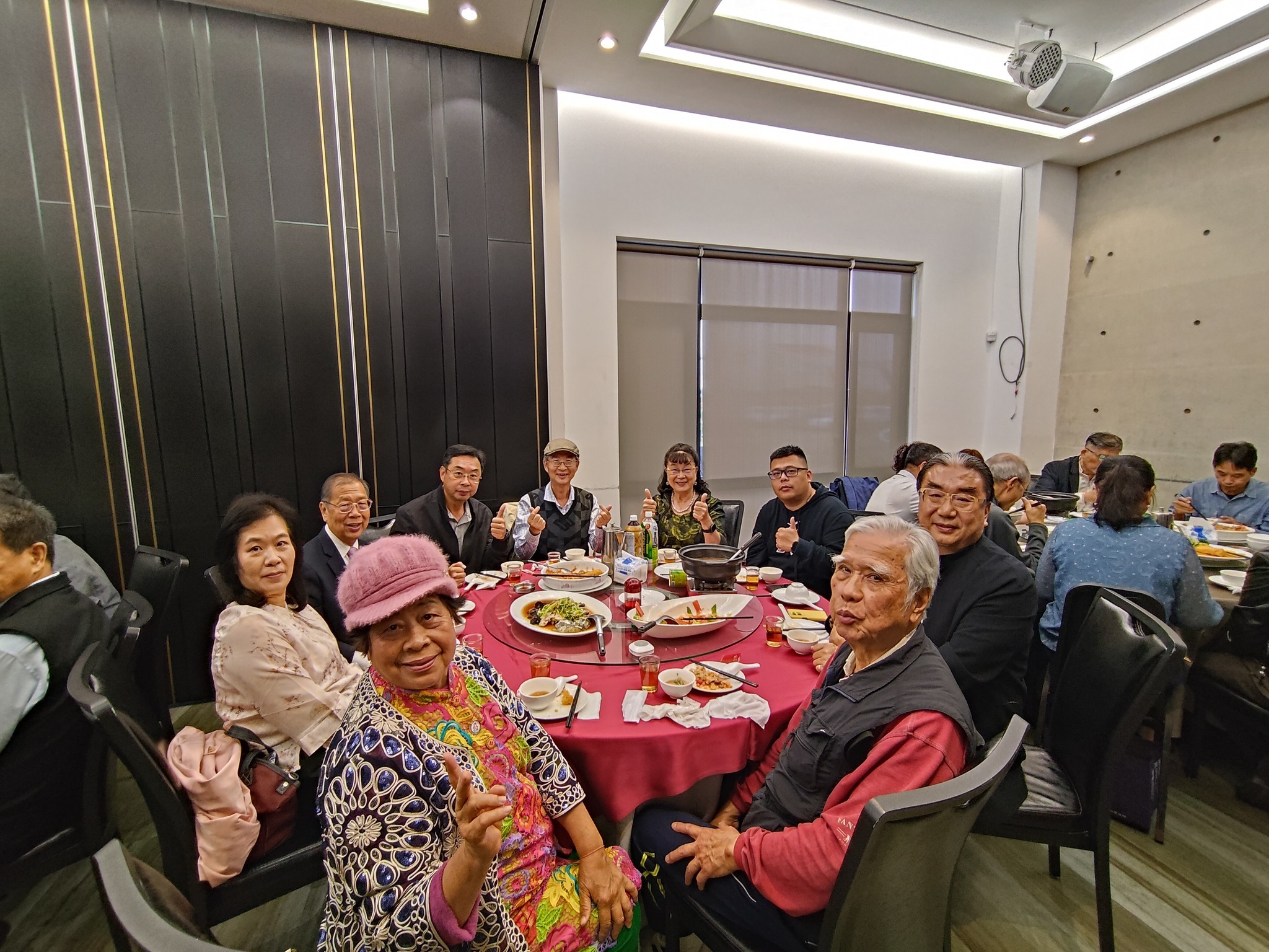 可能是一或多人和表格的圖像