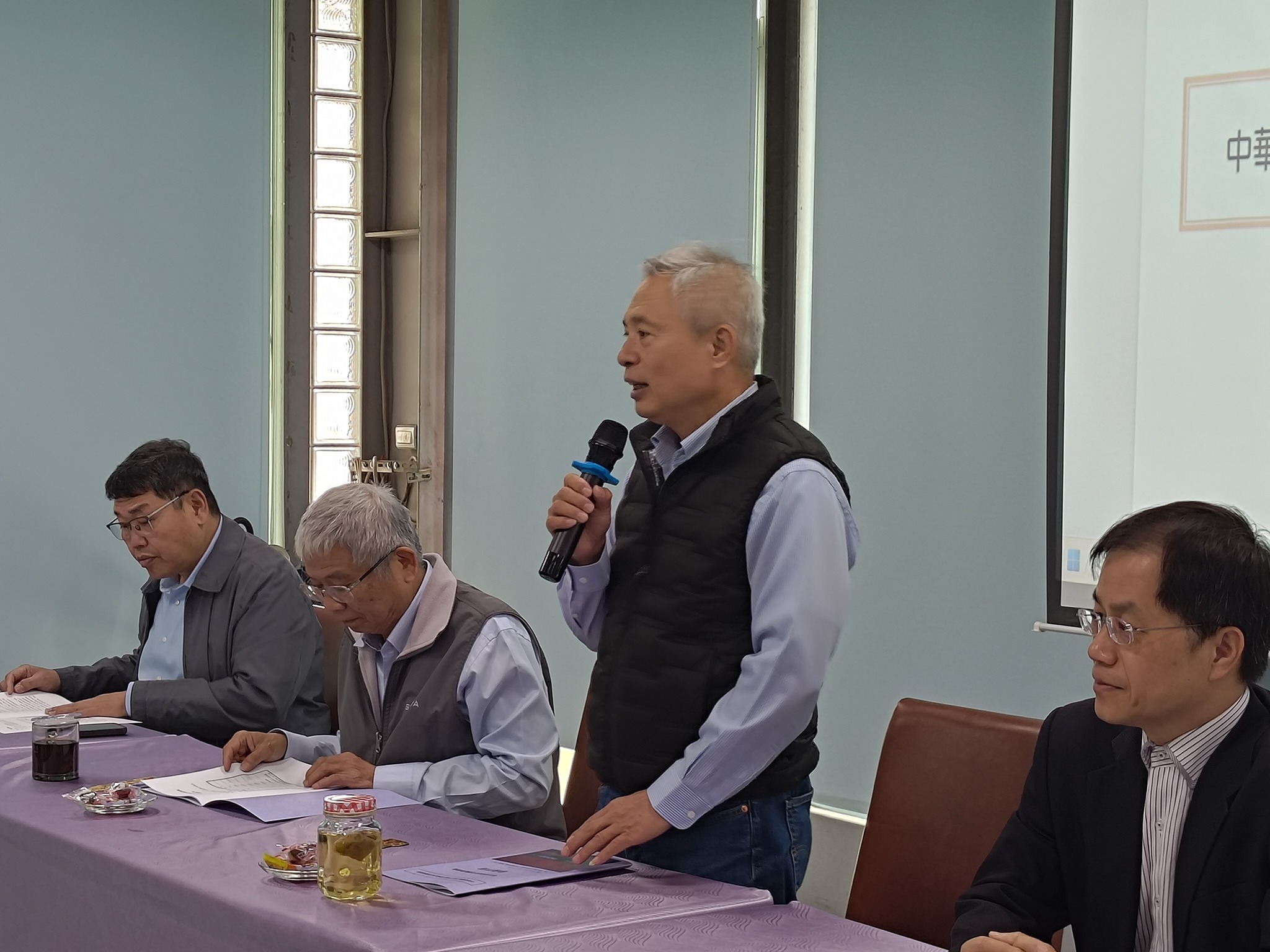 可能是一或多人、大家在讀書和顯示的文字是「中」的圖像