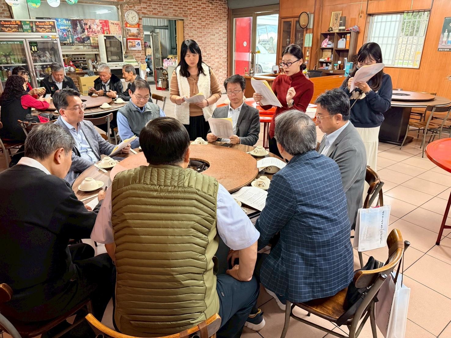 可能是一或多人、大家在讀書、表格和文字的圖像