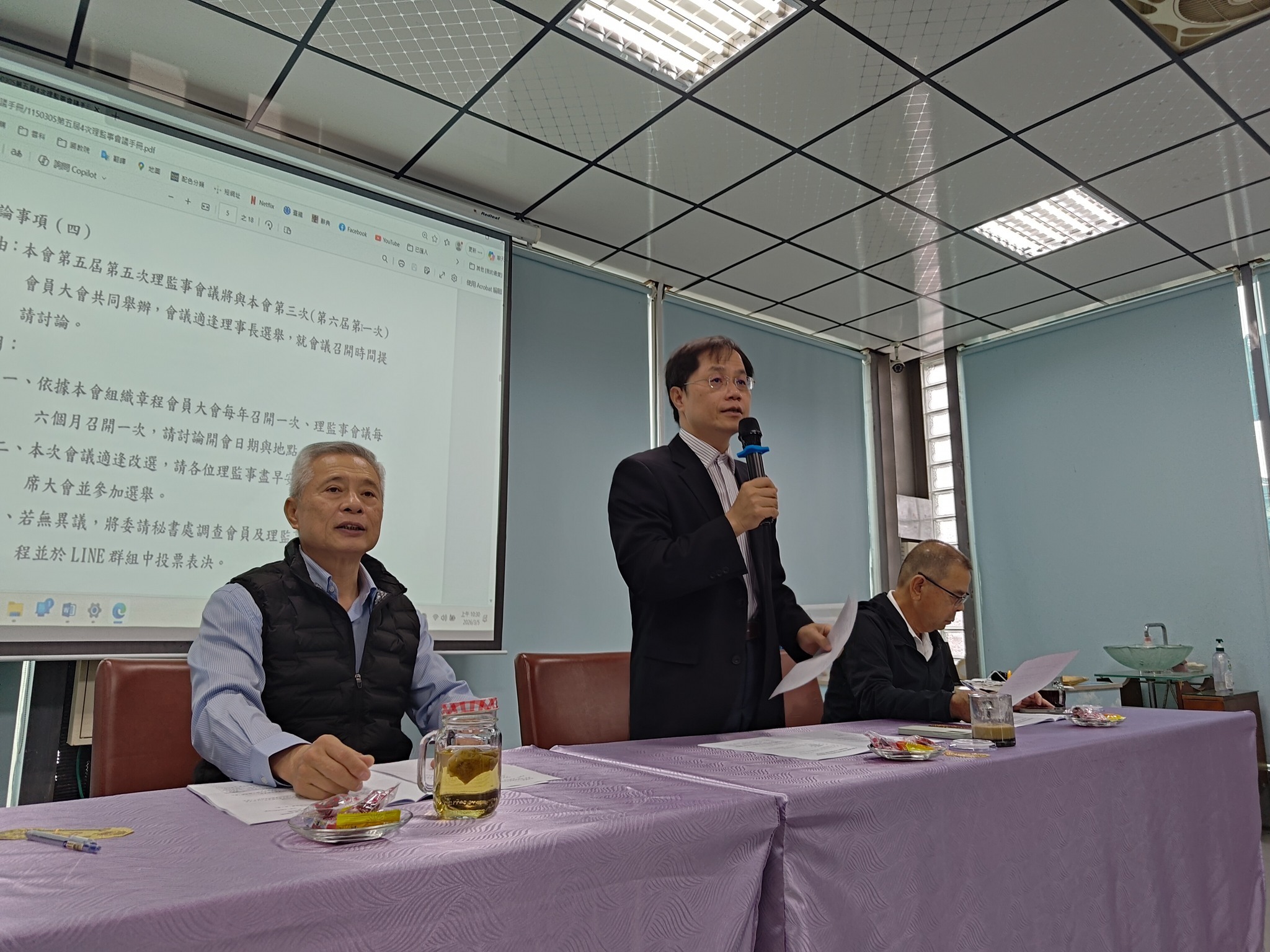 可能是一或多人和文字的圖像