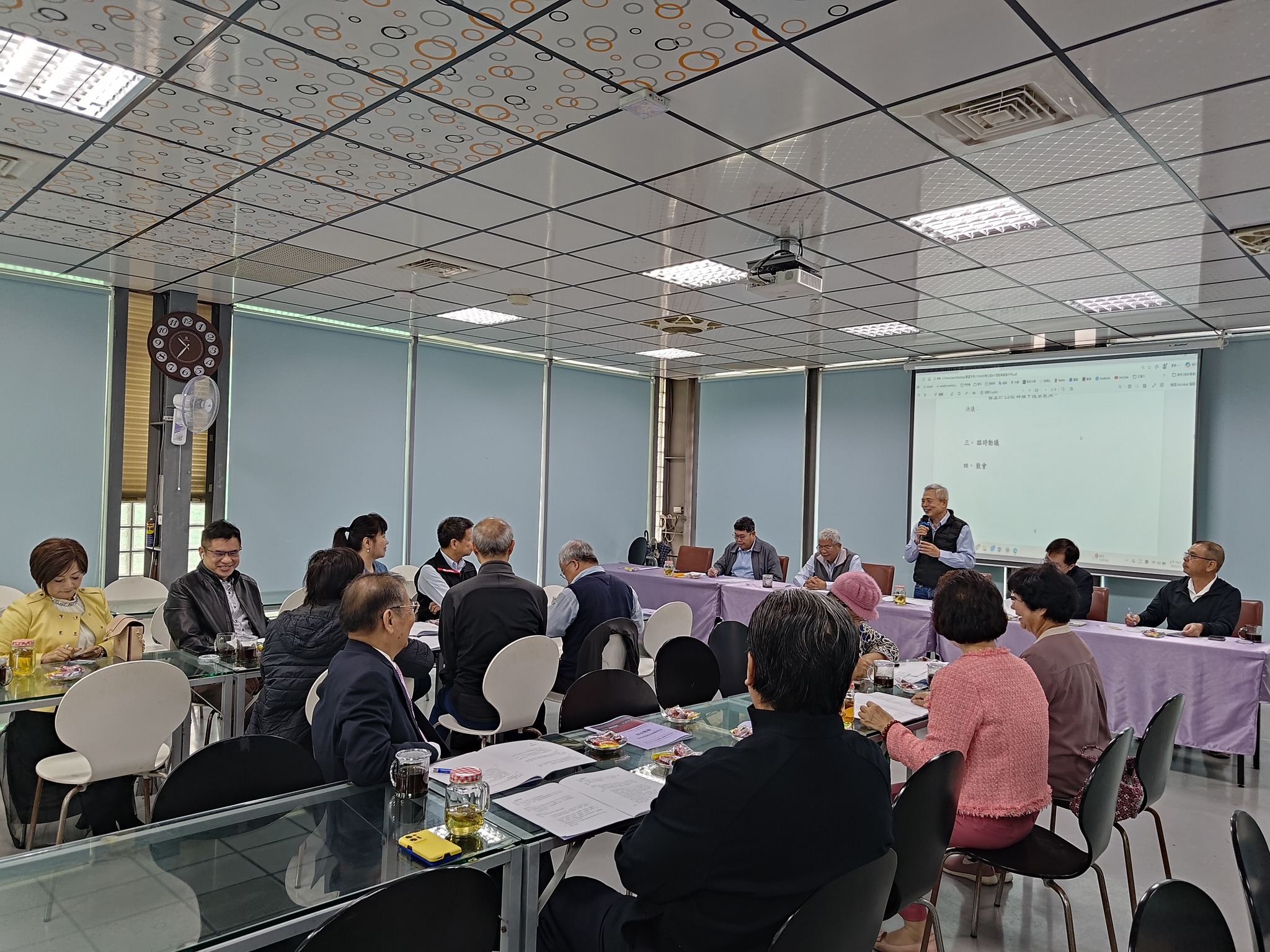 可能是讀書和表格的圖像