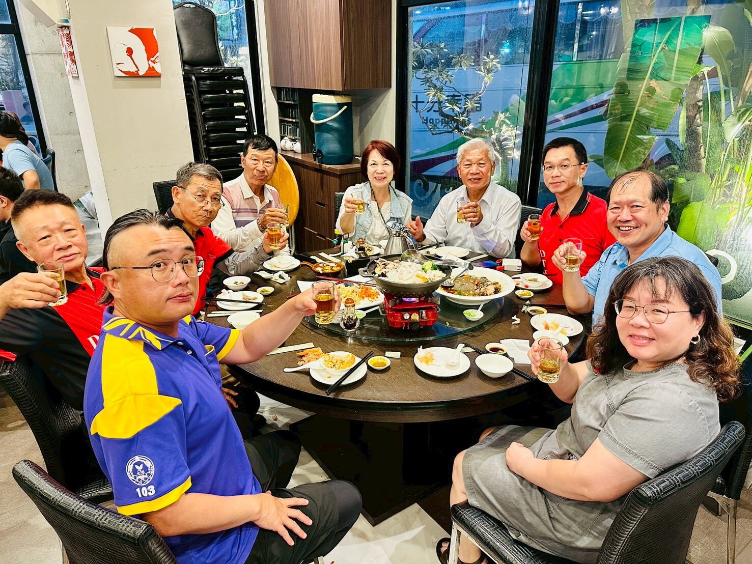 會員大會圓滿結束後，校友齊聚一堂進行餐宴交流與溫馨聯誼盛況照片