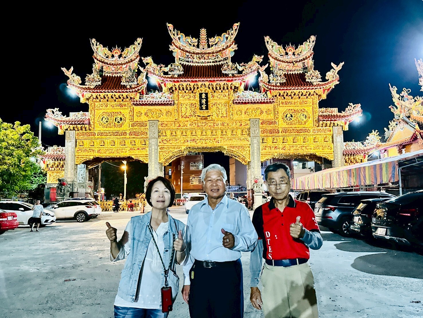彰師大校友參訪屏東在地人文歷史地標東隆宮前之大合影照片