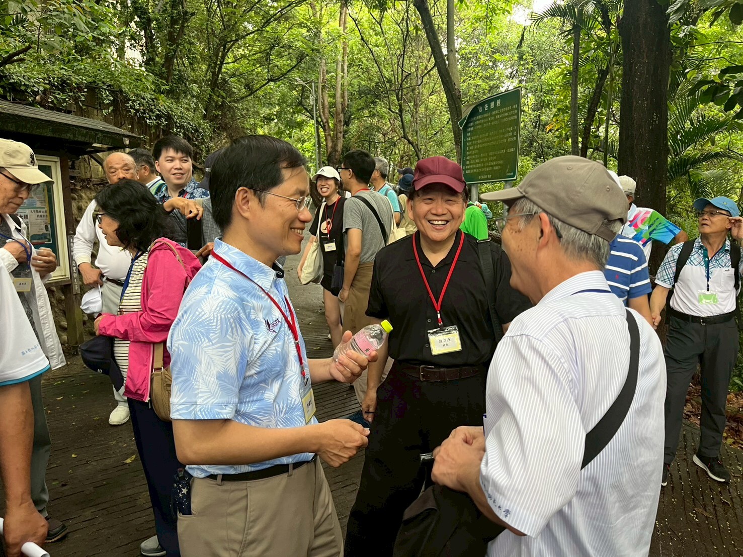 苗栗校友會成員共同參與母校健行合影