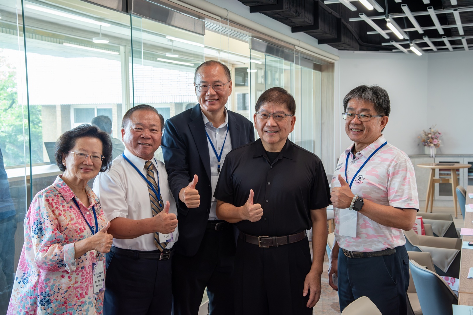 陳明飛校長於大會中致詞感謝校友總會